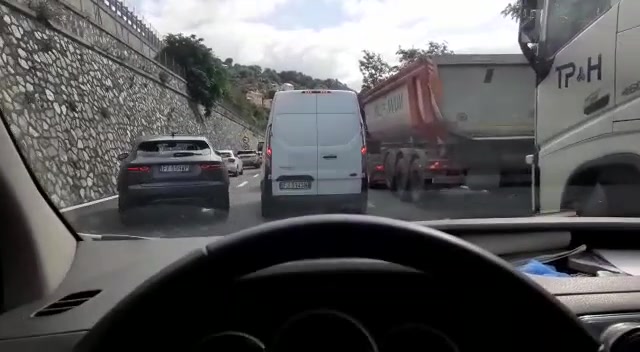 Autostrade caos, le vostre segnalazioni: sulla A10 a passo d'uomo