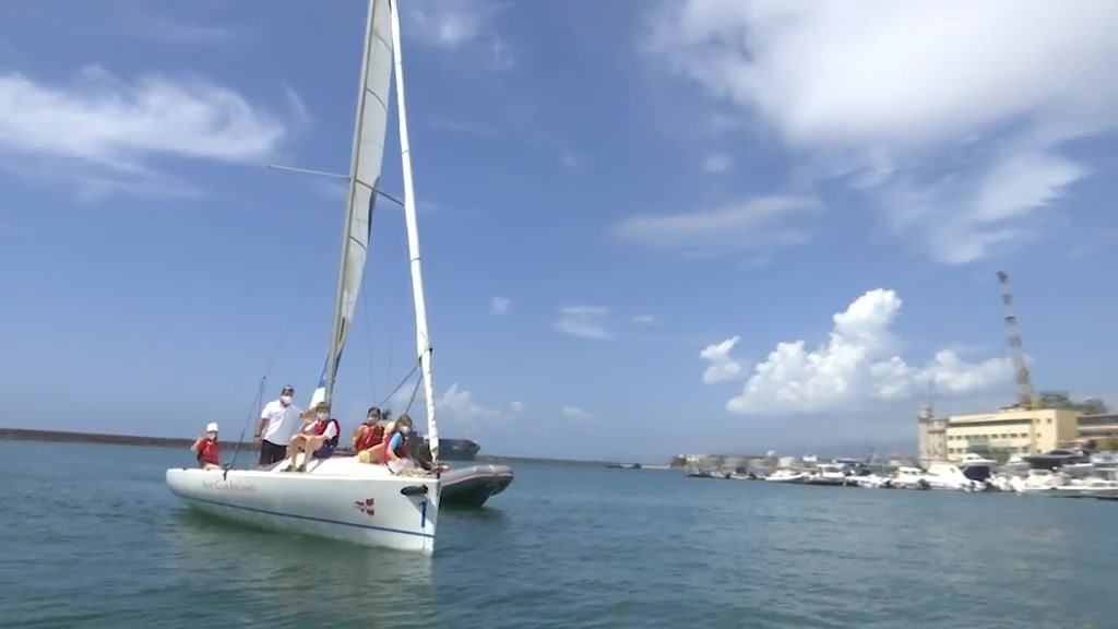 In gommone al seguito dei corsi estivi di vela per bambini dello Yacht club italiano