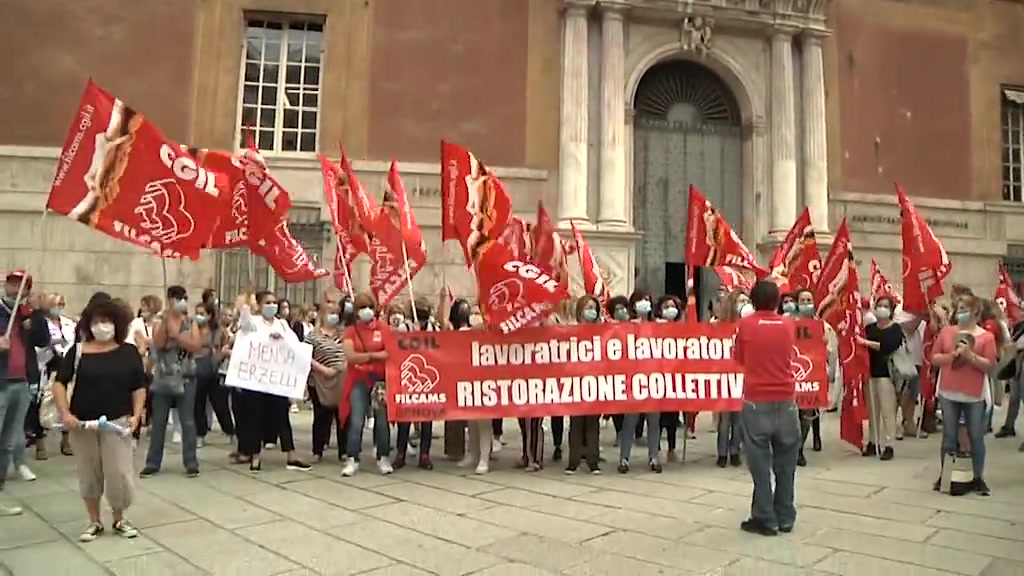 Davanti alla Prefettura si sono riuniti i lavoratori e le lavoratrici della ristorazione collettiva