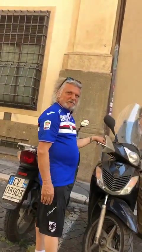 Sampdoria, il presidente Ferrero con la maglia blucerchiata reagisce così allo sfottò di un tifoso a Roma