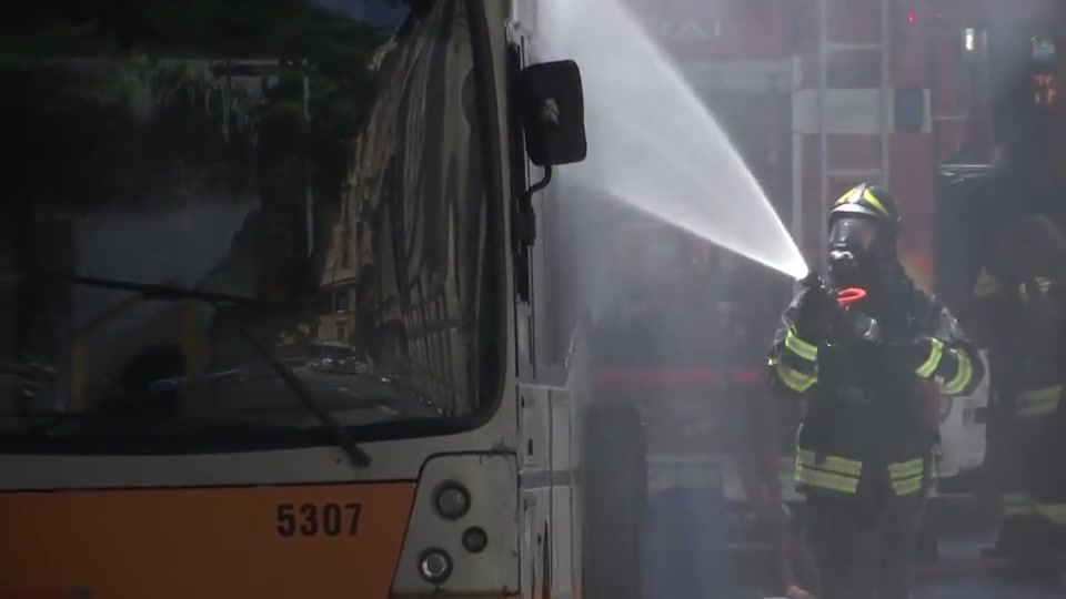 Incendio autobus in corso Firenze a Genova, i vigili del fuoco spengono le fiamme