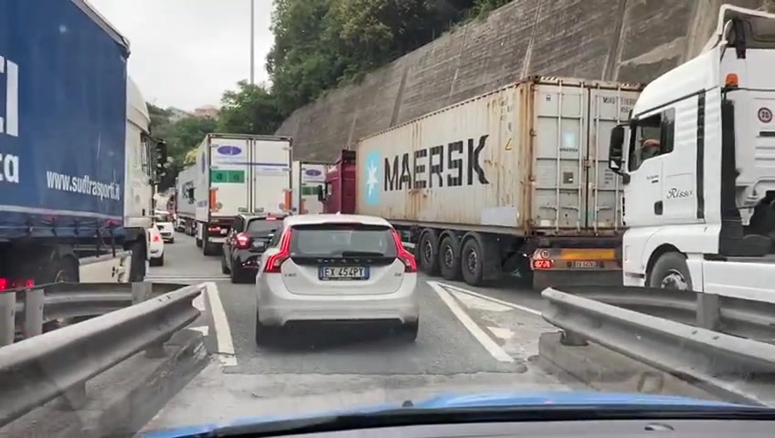 Autostrade caos in Liguria, al casello di Genova Ovest è subito coda: tutti fermi