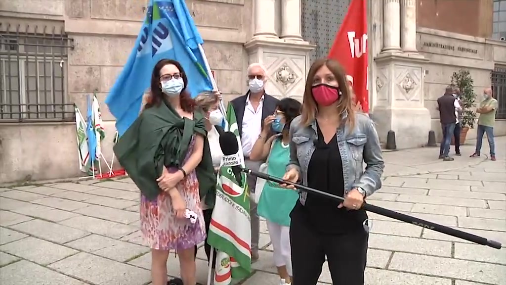 La protesta dei lavoratori della Rsa La Benedetta davanti alla Prefettura di Genova