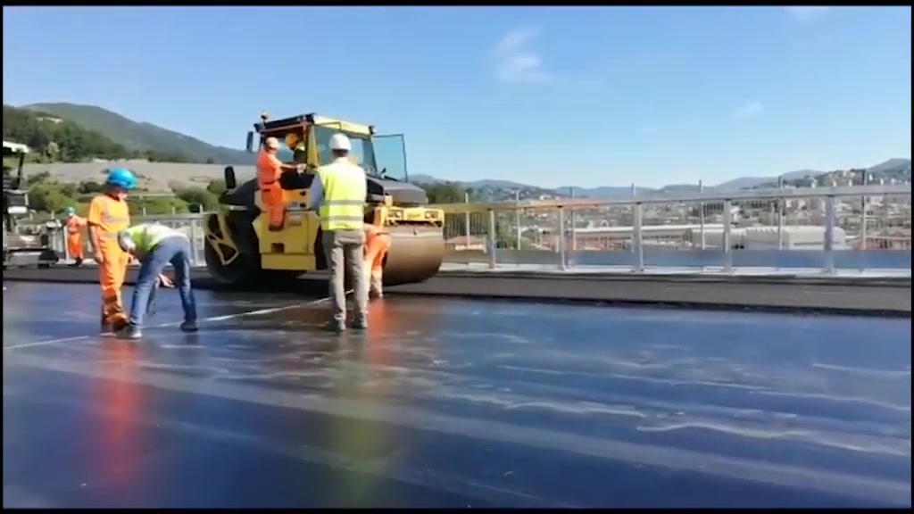 Ponte Genova, le immagini della prima asfaltatura