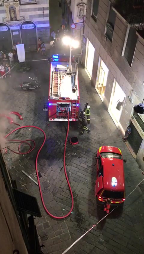 Incendio nella notte in un negozio di piazza Soziglia, arrivano i vigili del fuoco