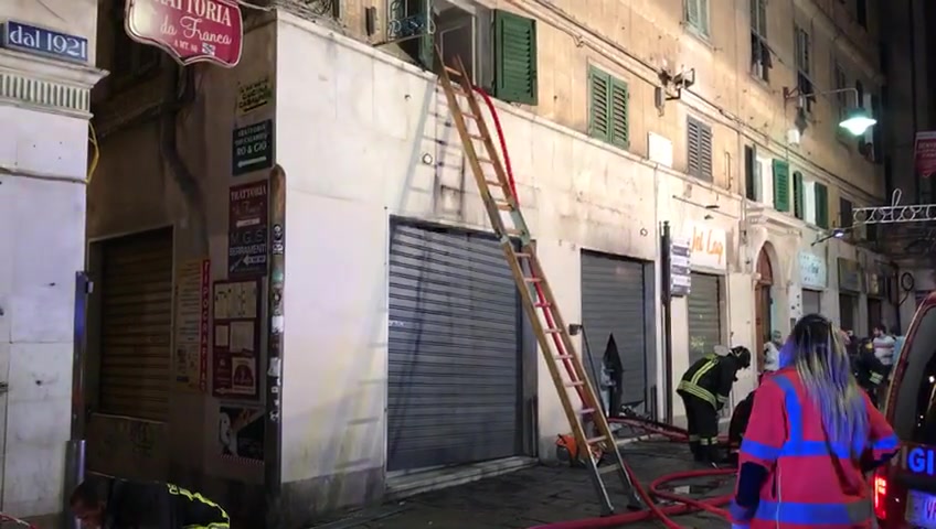 Incendio nella notte in un negozio di piazza Soziglia, arrivano i vigili del fuoco