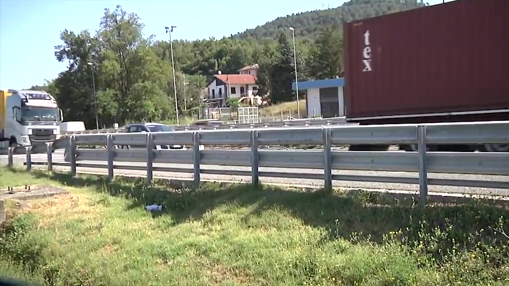 Caos autostrade, code e disagi in A7 dove si riversano anche i tir della A26