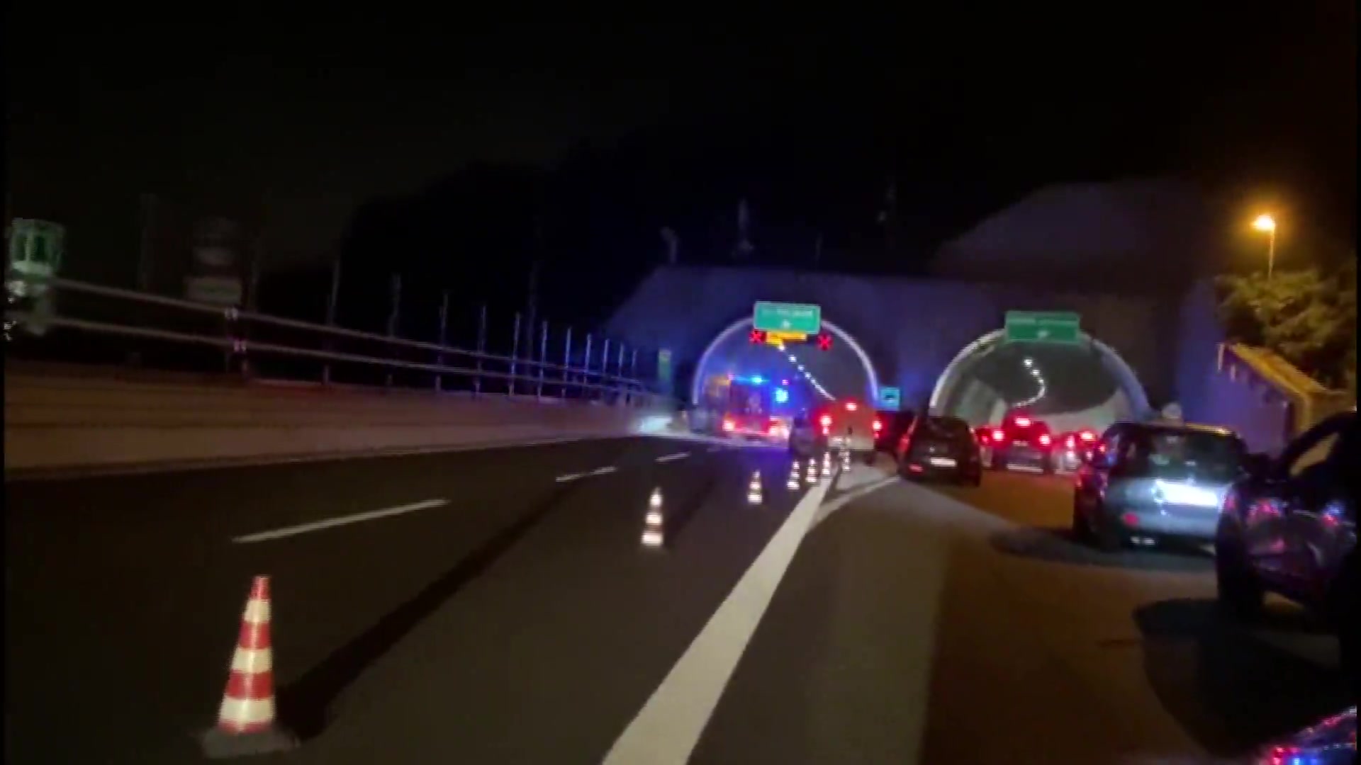 Genova, Tir in fiamme nella notte al casello autostradale di Bolzaneto