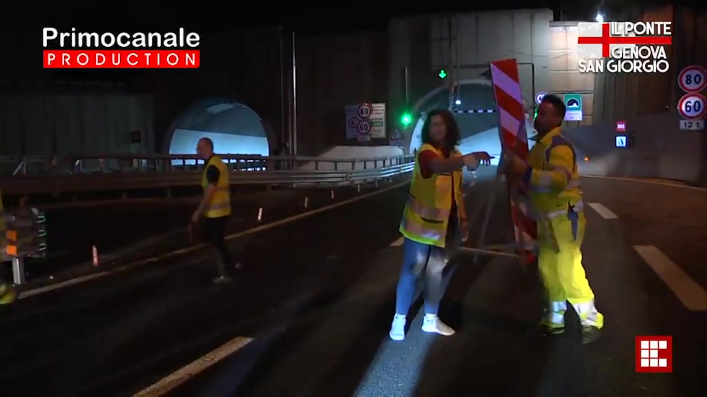 Luce verde, via le transenne: il primo viaggio delle auto sul ponte Genova San Giorgio