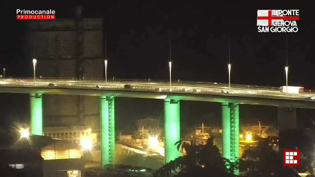 Le luci illuminano il ponte Genova San Giorgio, sul viadotto passano di nuovo le auto 