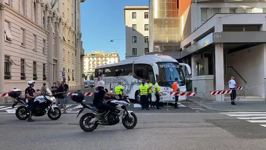 Spezia, il pullman della squadra davanti all'hotel 