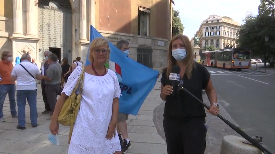 Rinnovo contratto sanità privata, la protesta dei lavoratori sotto la Prefettura di Genova