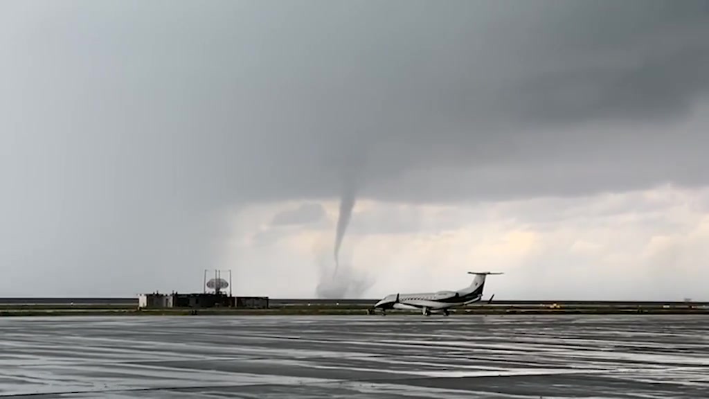 Tromba d'aria marina all'aeroporto di Genova, le vostre immagini