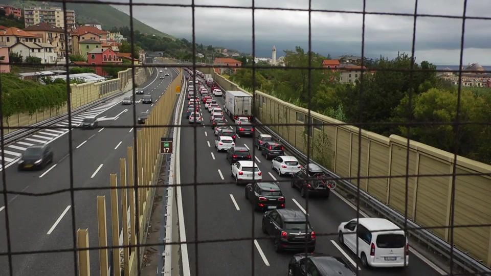 Allerta meteo, continuano le code in autostrada