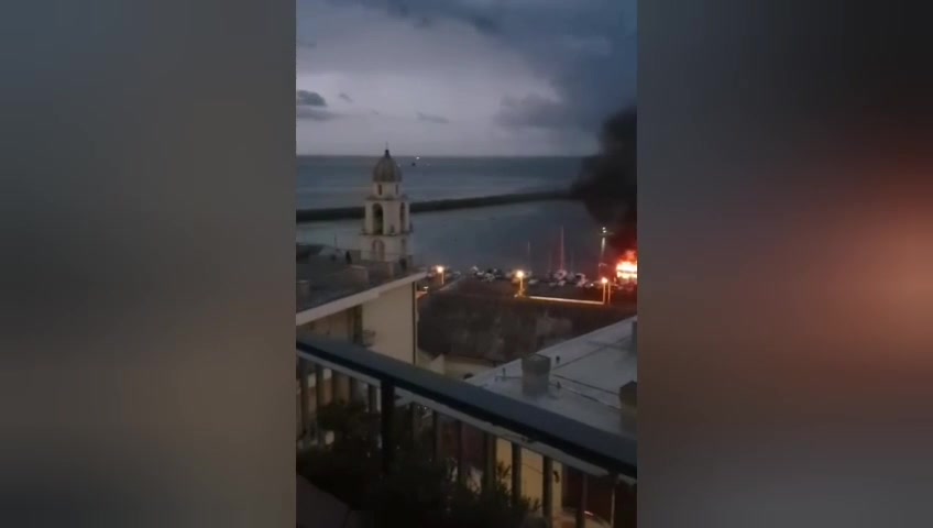 Incendio a Pegli di una barca a vela, le operazioni dei vigili del fuoco