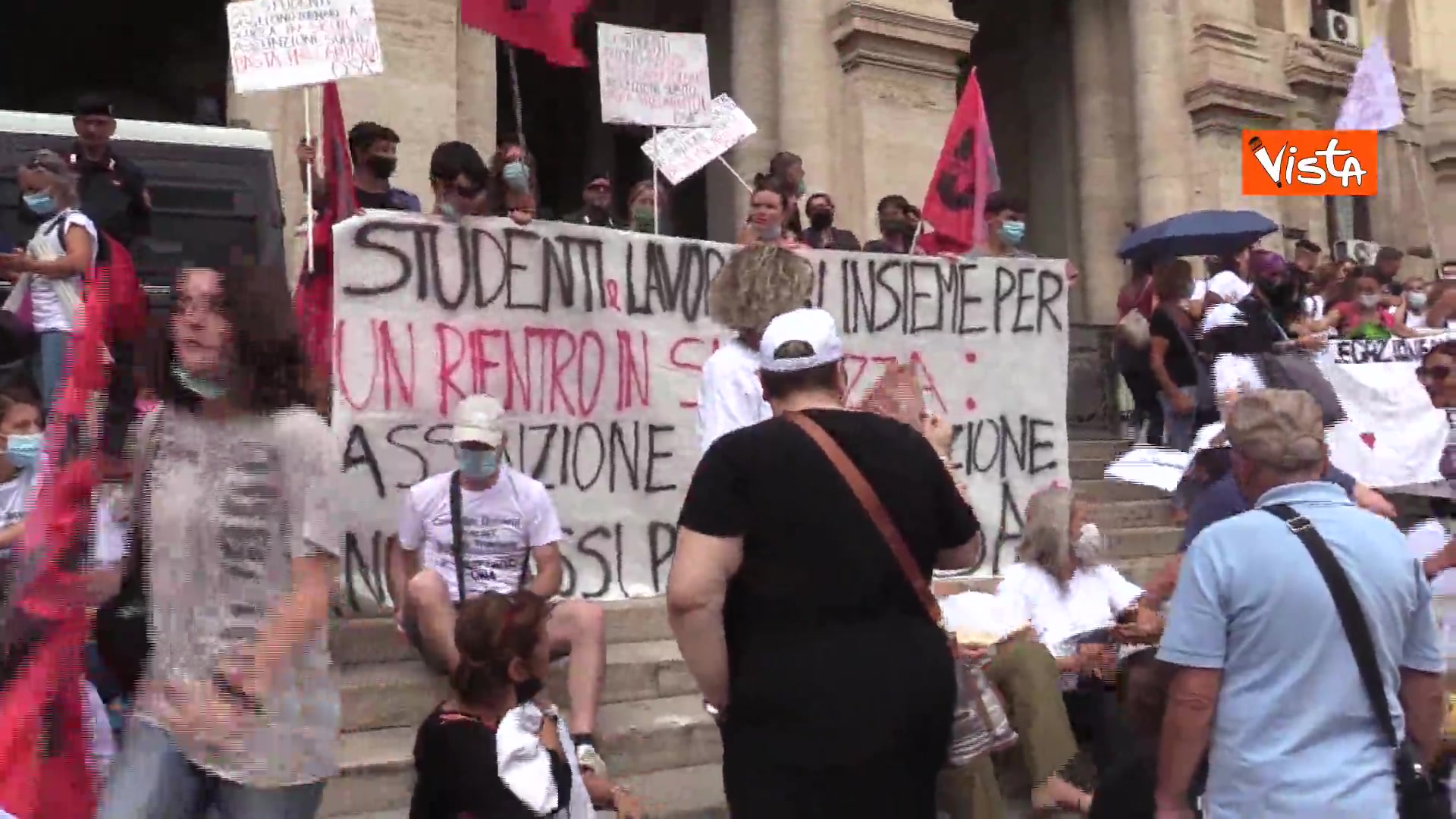 Scuola, docenti precari manifestano al Miur: 