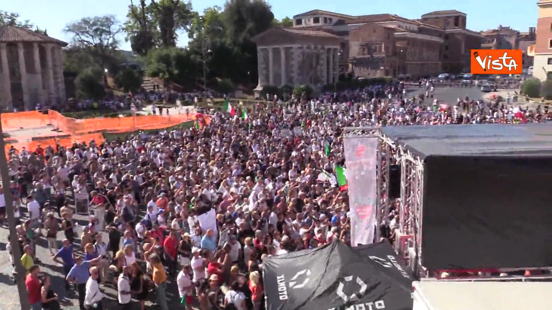 No Mask, la manifestazione a Roma senza distanziamento né mascherine