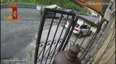 Cammina per strada e viene colpita da un carico sporgente: il video