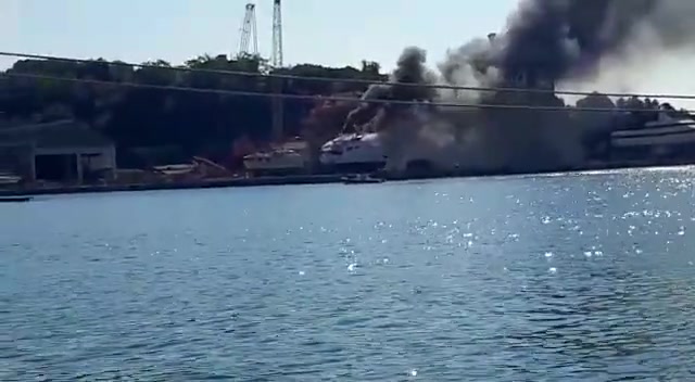 Incendio in un cantiere navale alla Spezia, yacht prende fuoco