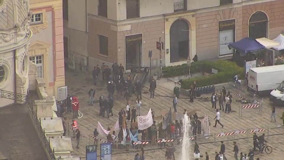 Auto ribaltata a De Ferrari, carabinieri e manifestanti: cosa succede a Genova?