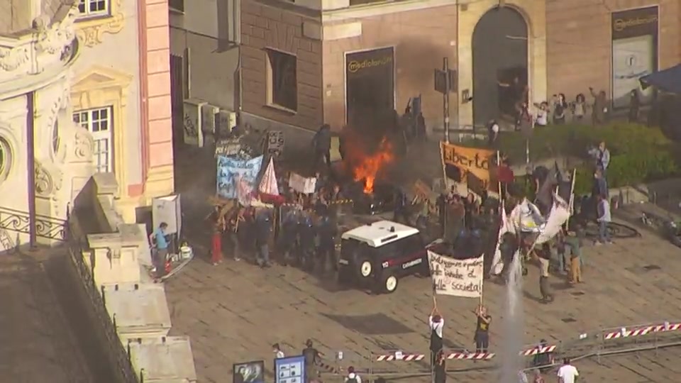 Auto in fiamme a De Ferrari, manifestanti e carabinieri: Genova si trasforma in set 