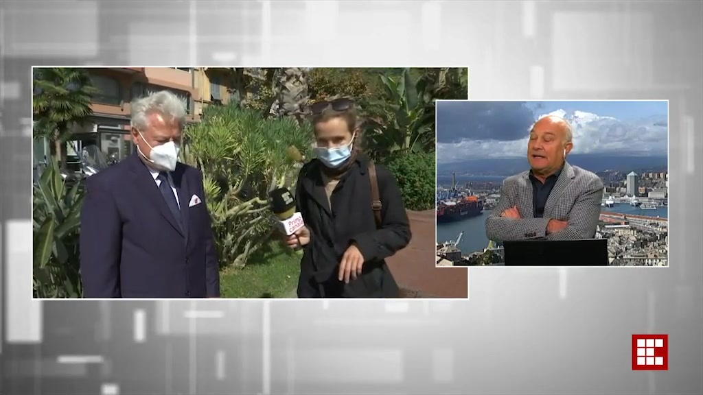 Ventimiglia, il sindaco parla di sicurezza e gli rubano la giacca in diretta tv