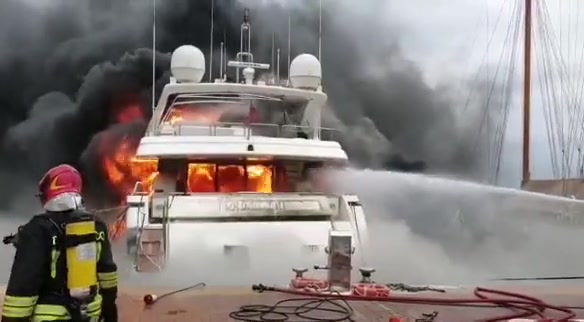 Yacht in fiamme, Marina di Loano avvolta dal fumo per alcune ore