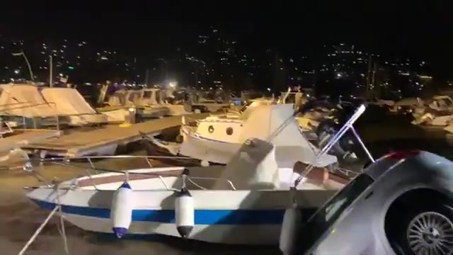 Rapallo, vento e mareggiata: auto cade in mare in porto