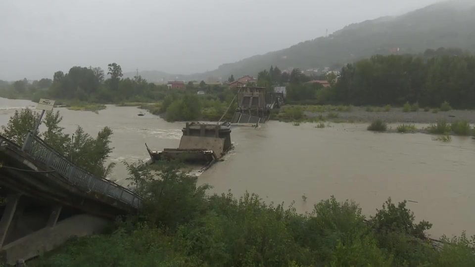 Maltempo, i resti del ponte di Albiano Magra sommersi dall'acqua