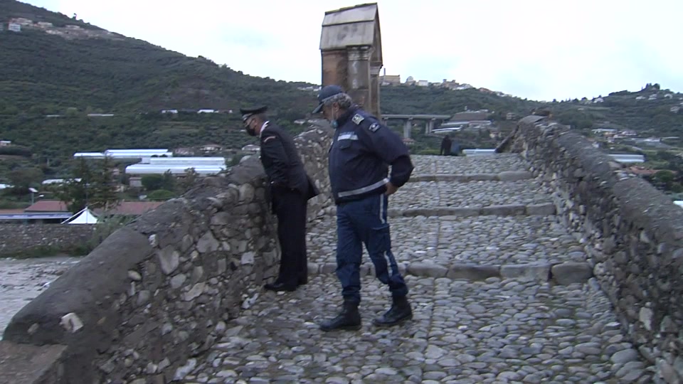 Maltempo, le immagini della situazione a Taggia all'altezza del ponte antico