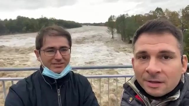 Maltempo in Piemonte, due sindaci riaprono il ponte in diretta Facebook... ma crolla poco dopo