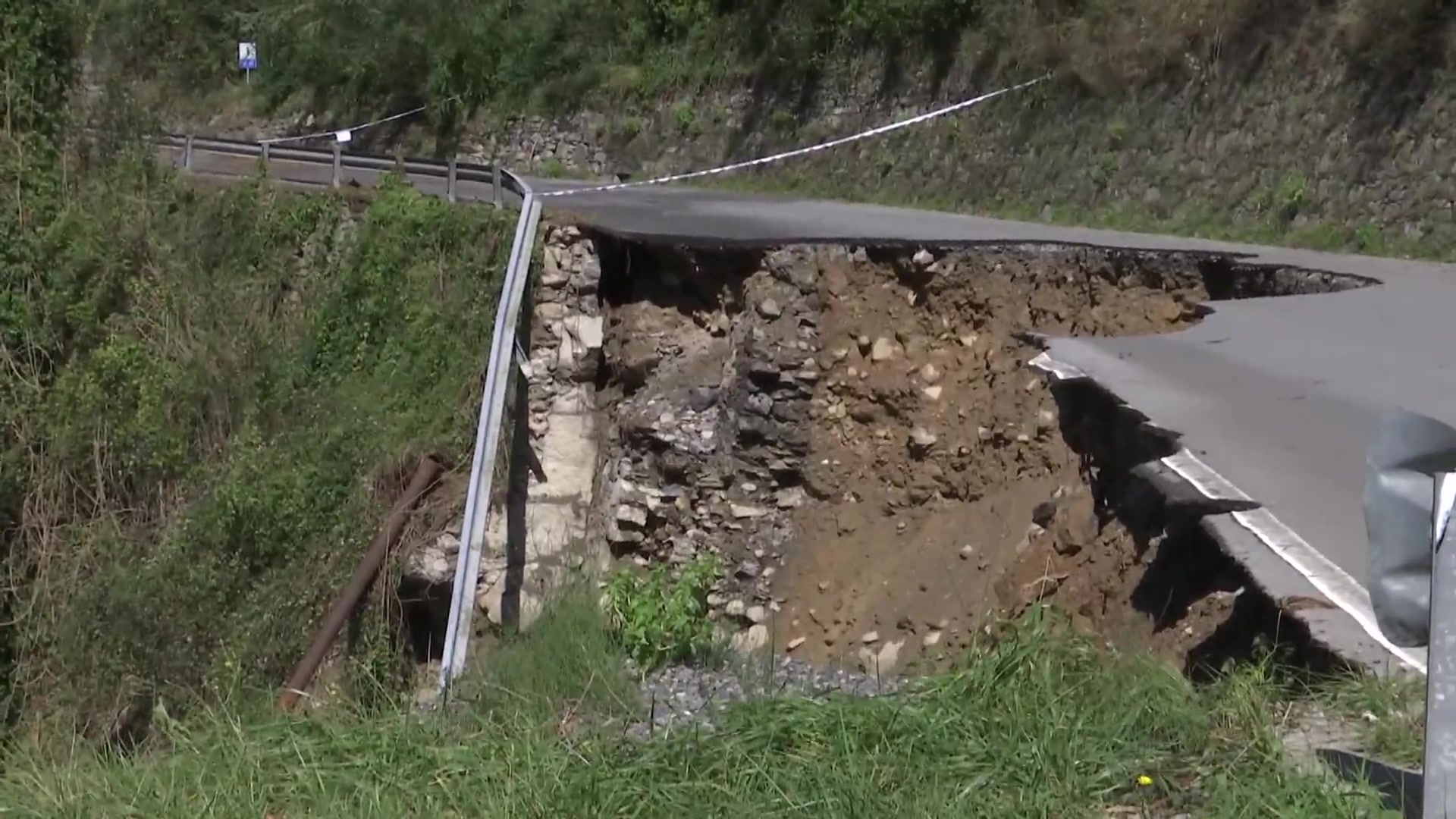 Molini di Triora, frana in Val Gavano: residenti raggiungibili solo in elicottero