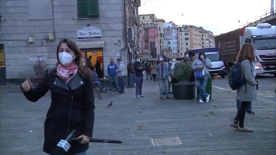 Test rapidi anti-Covid alla Commenda, in fila dalla notte stranieri, anziani e tanti giovani