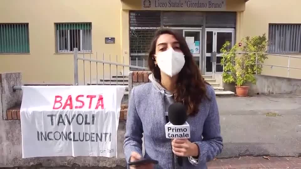 Covid, la protesta degli studenti del liceo G. Buno: 