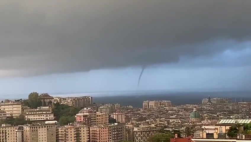 Genova: pioggia, tuoni, fulmini e anche una tromba marina. Il video