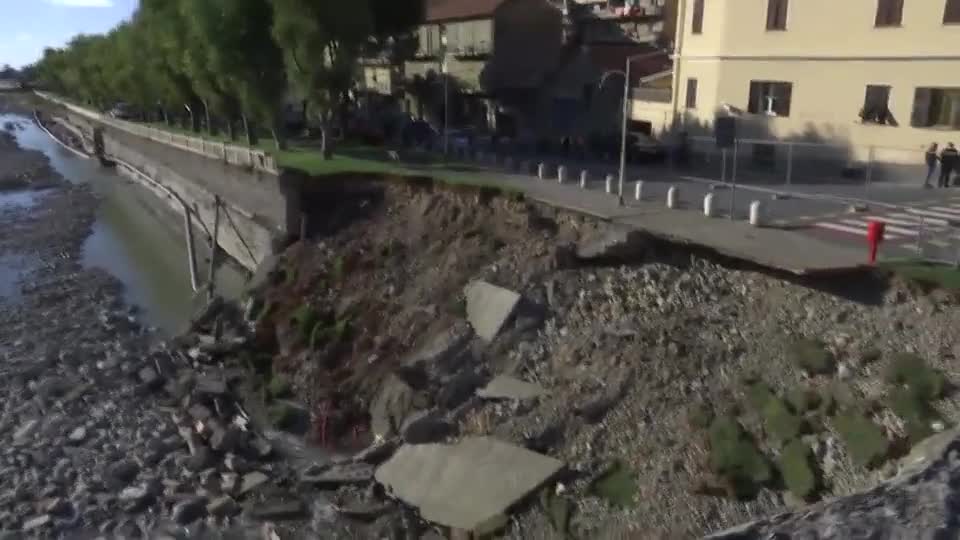 Crolla l'argine del torrente Argentina, strada provinciale a senso alternato