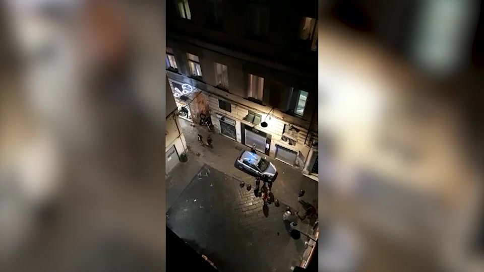 Tensione in via del Campo a Genova, polizia circondata da un gruppo di stranieri