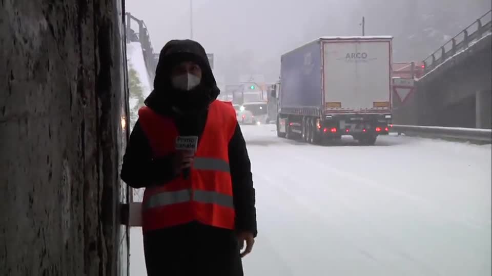 Neve e code sull'autostrada A7 in uscita al casello di Busalla