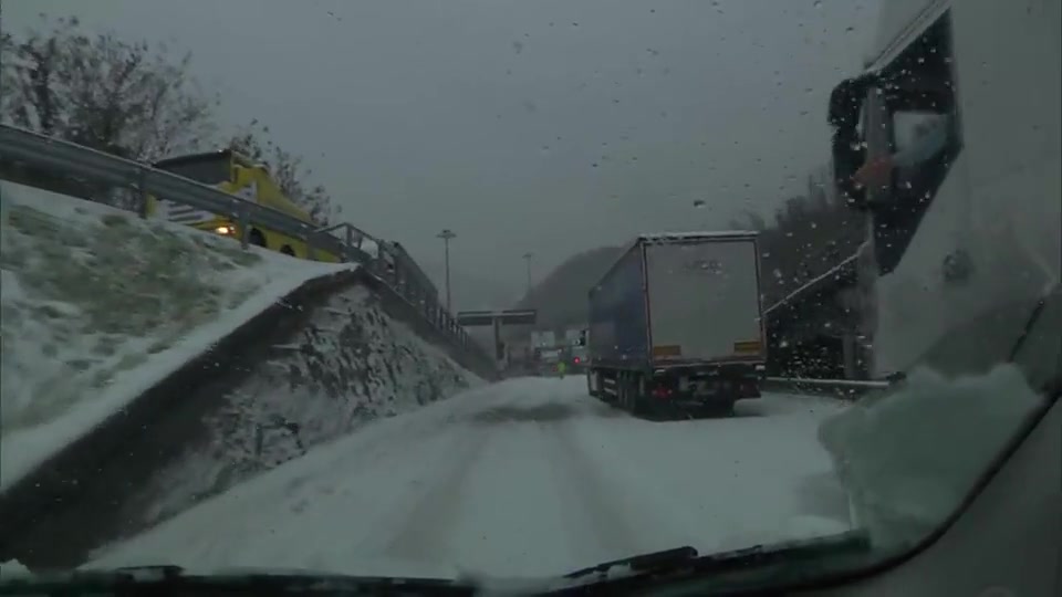 Allerta meteo in Liguria, al casello di Busalla mezzi pesanti fermi a causa della neve