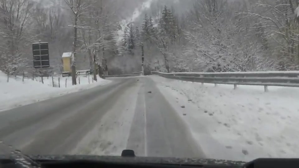 Liguria imbiancata, strade innevate sul Col di Nava 