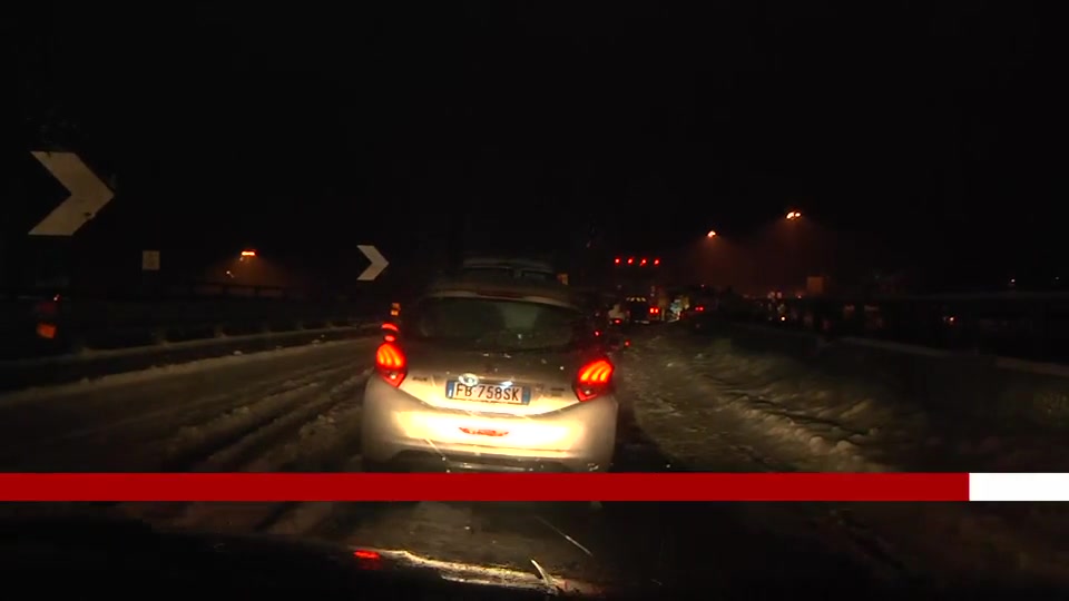 Neve e ghiaccio in autostrada, la Protezione civile porta coperte e viveri