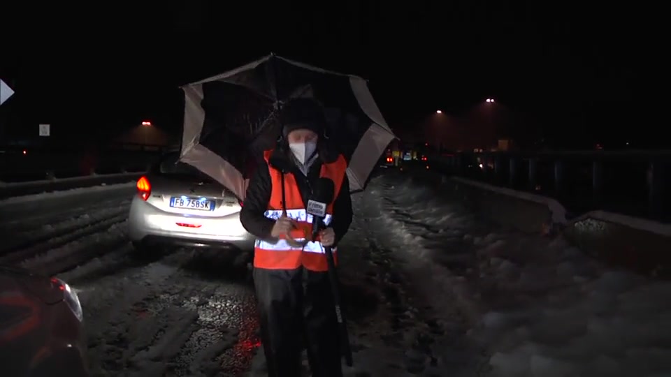 Autostrade bloccate, la rabbia di chi è rimasto per ore in coda  