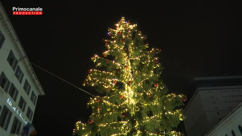 La Liguria si illumina per il Natale, accese le luci in piazza De Ferrari a Genova