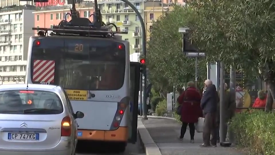 Tragedia a Genova, morto al Gaslini il neonato schiacciato sul bus dopo una frenata