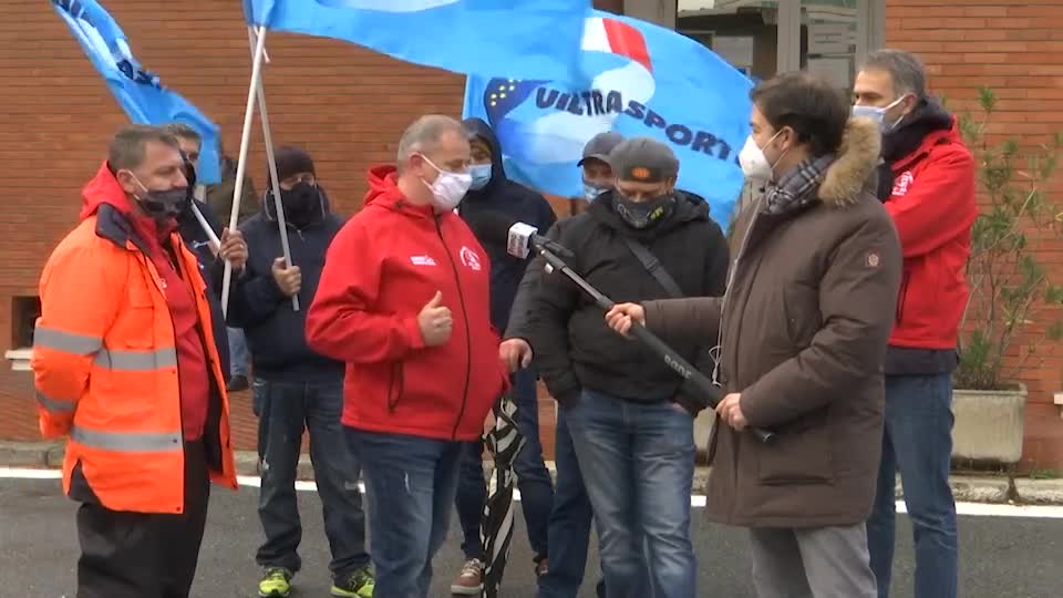 Genova, la protesta degli autotrasportatori davanti alla direzione di Autostrade