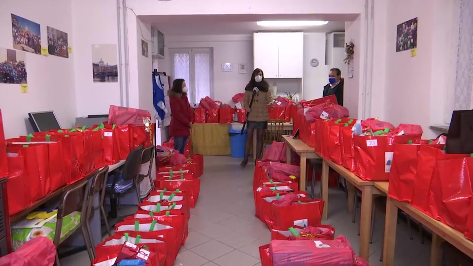 Sant'Egidio, grande lavoro a Pegli per preparare i pacchi di Natale 