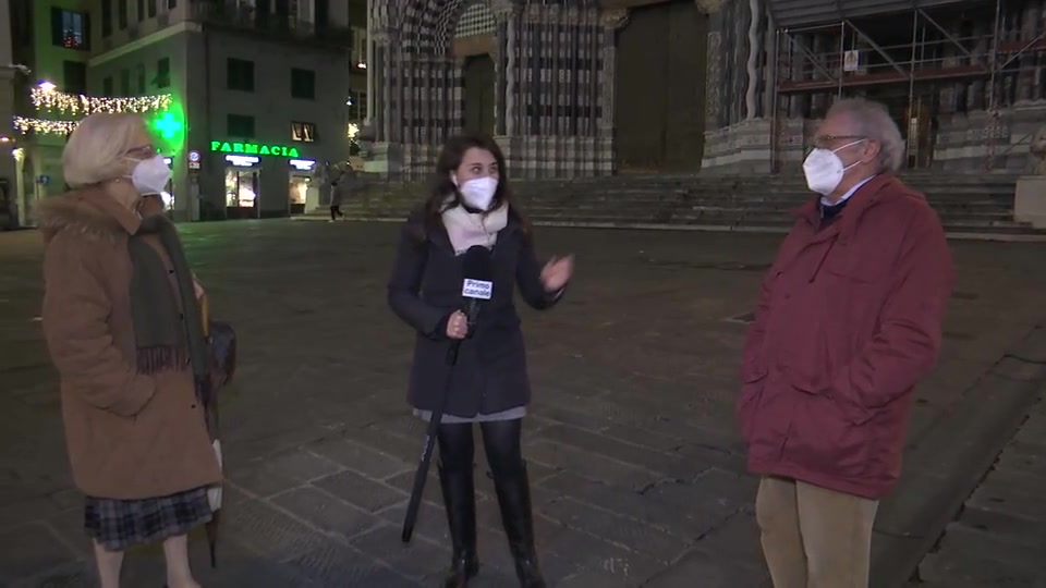 Vigilia di Natale in epoca Covid, i genovesi in via San Lorenzo