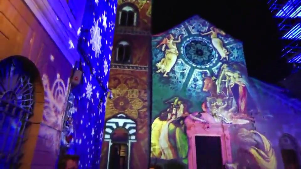 Vigilia di Natale in epoca Covid, le luci del centro storico di Albenga