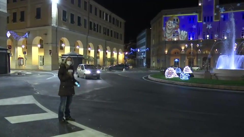 Vigilia di Natale in epoca Covid, a Imperia luci e poche persone a passeggio