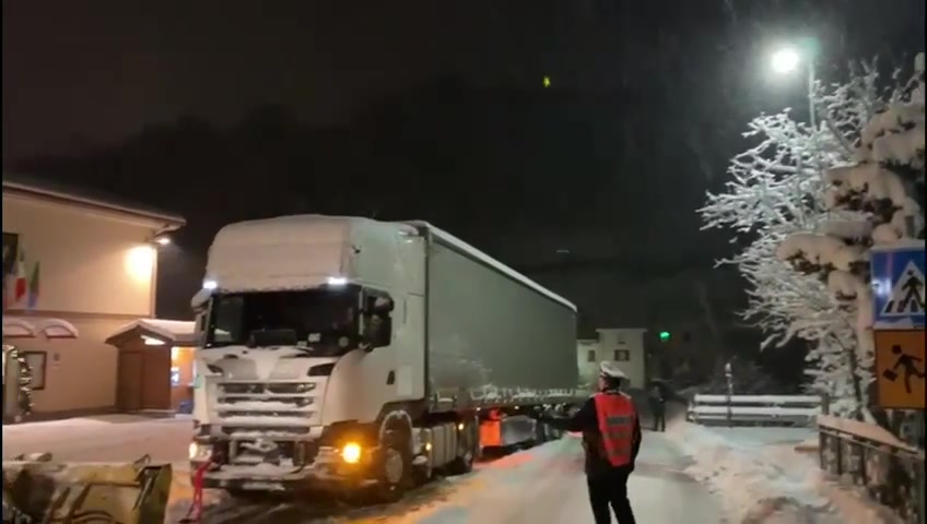 Neve in Liguria, camion resta bloccato a Roccavignale